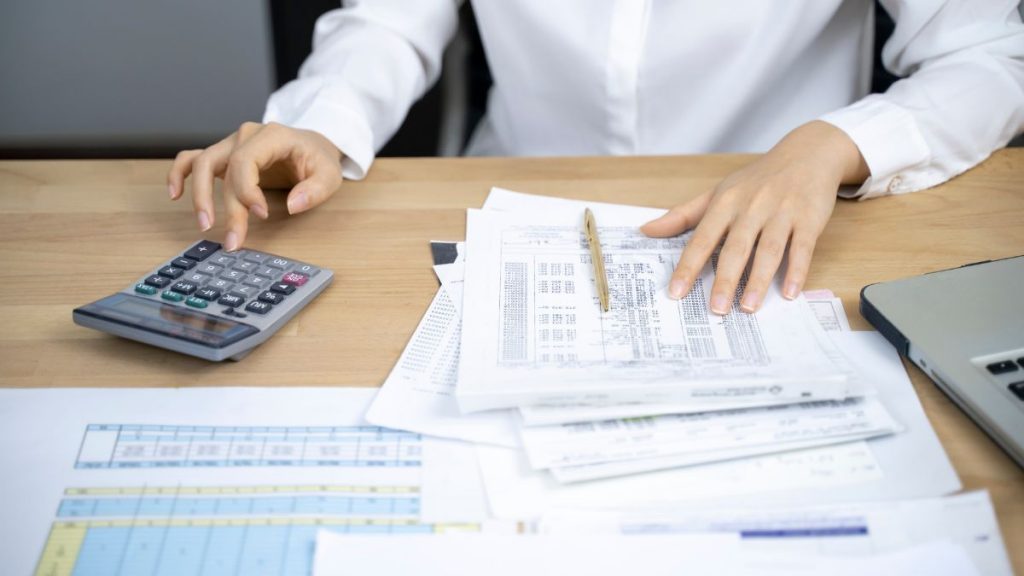 Les deux tiers des Français ne savent pas décoder la totalité de leur fiche de paie. Une connaissance pourtant essentielle qui permet de débusquer les éventuelles erreurs.
