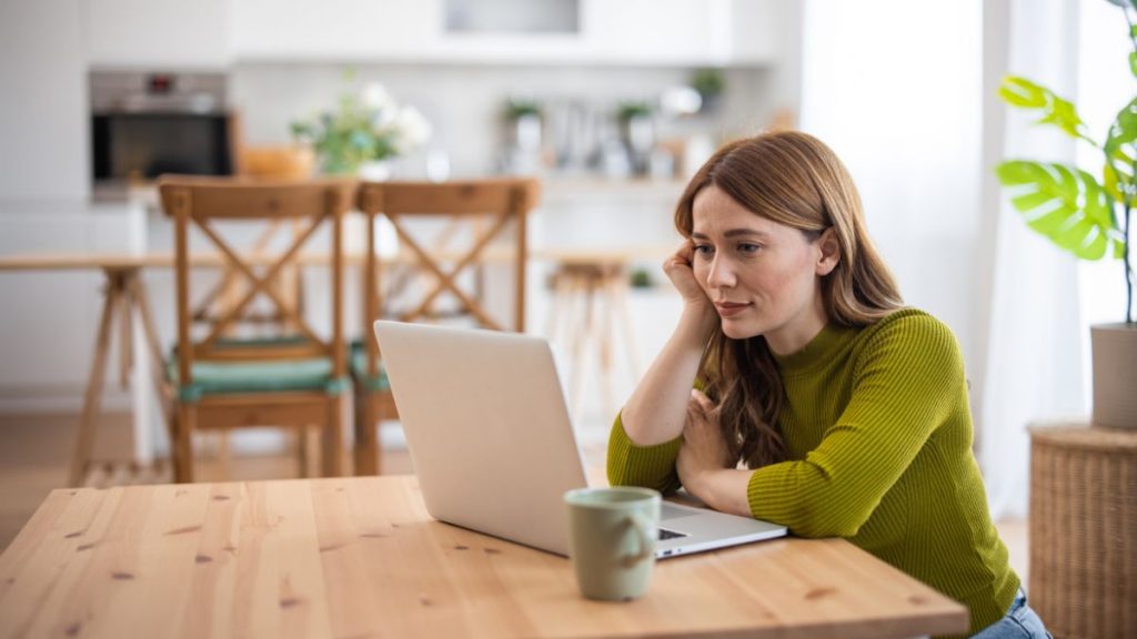 Comprendre l'intelligence artificielle, notamment les IA génératives, apprendre à les utiliser et à questionner ses usages. C'est possible, il existe d'innombrables contenus et formations, accessibles gratuitement. Voici notre sélection.