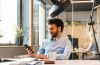 A la machine à café, les gens regardent leurs écrans plutôt que leurs collègues » : faut-il restreindre l'usage des smartphones au bureau ?