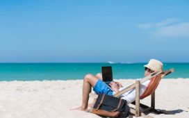 « On n'est pas tous médecins urgentistes : la plupart des e-mails peuvent attendre 24 heures ! » : les dangers de l'hyperconnexion en vacances