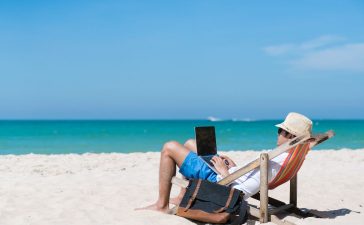 « On n'est pas tous médecins urgentistes : la plupart des e-mails peuvent attendre 24 heures ! » : les dangers de l'hyperconnexion en vacances