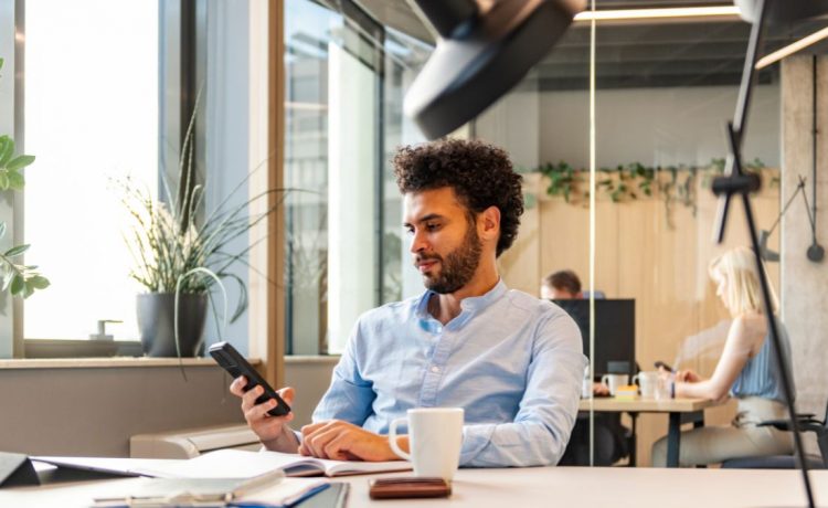 A la machine à café, les gens regardent leurs écrans plutôt que leurs collègues » : faut-il restreindre l'usage des smartphones au bureau ?