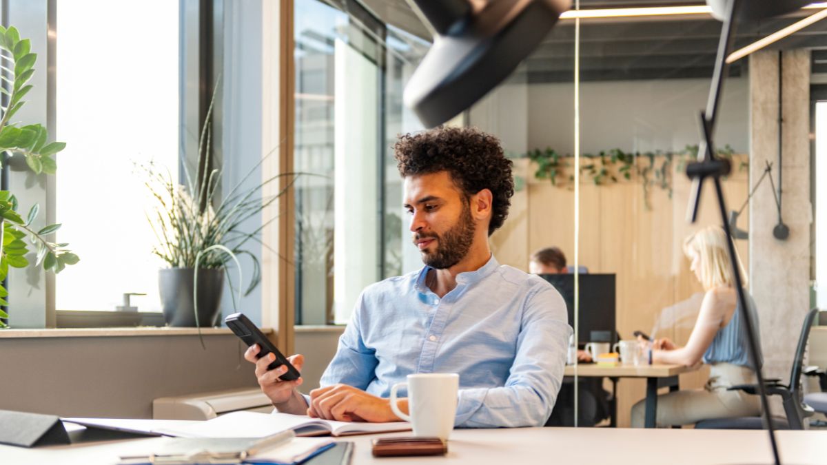A la machine à café, les gens regardent leurs écrans plutôt que leurs collègues » : faut-il restreindre l'usage des smartphones au bureau ?